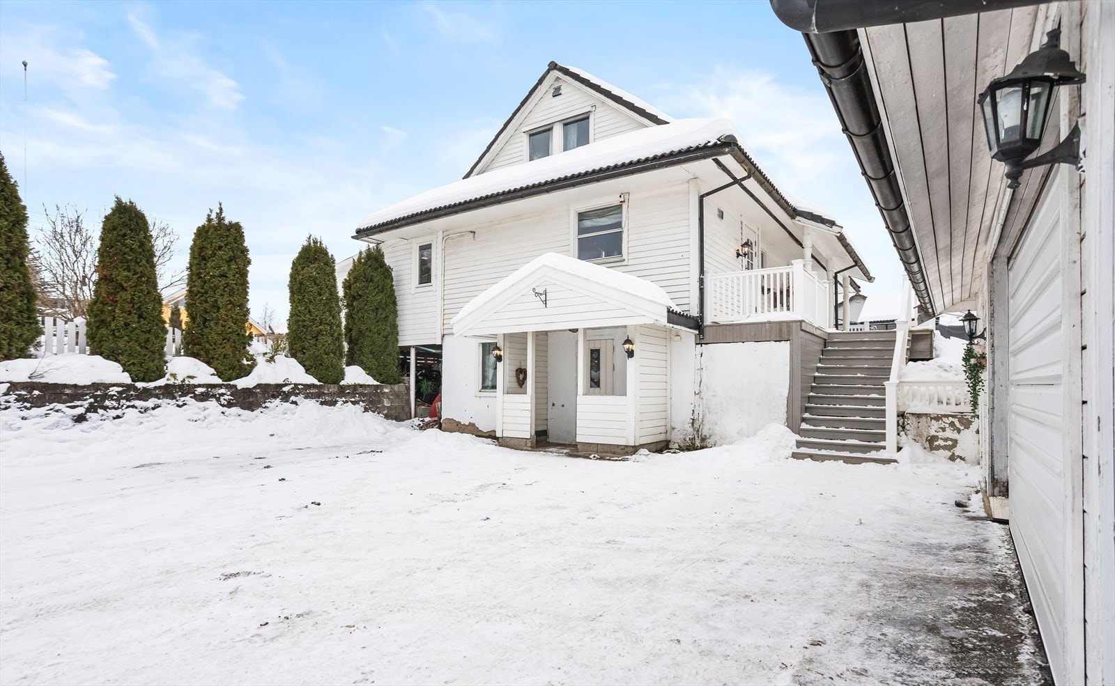 Garasjen har støpt betongdekke og yttervegger i bindingsverk. Galleribilde