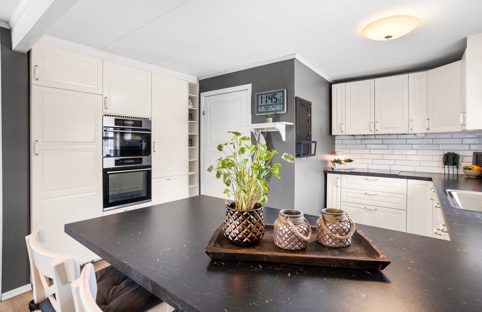 Kjøkkenet er utstyrt med integrert komfyr, micro, koketopp, oppvaskmaskin og kjøleskap. Galleribilde