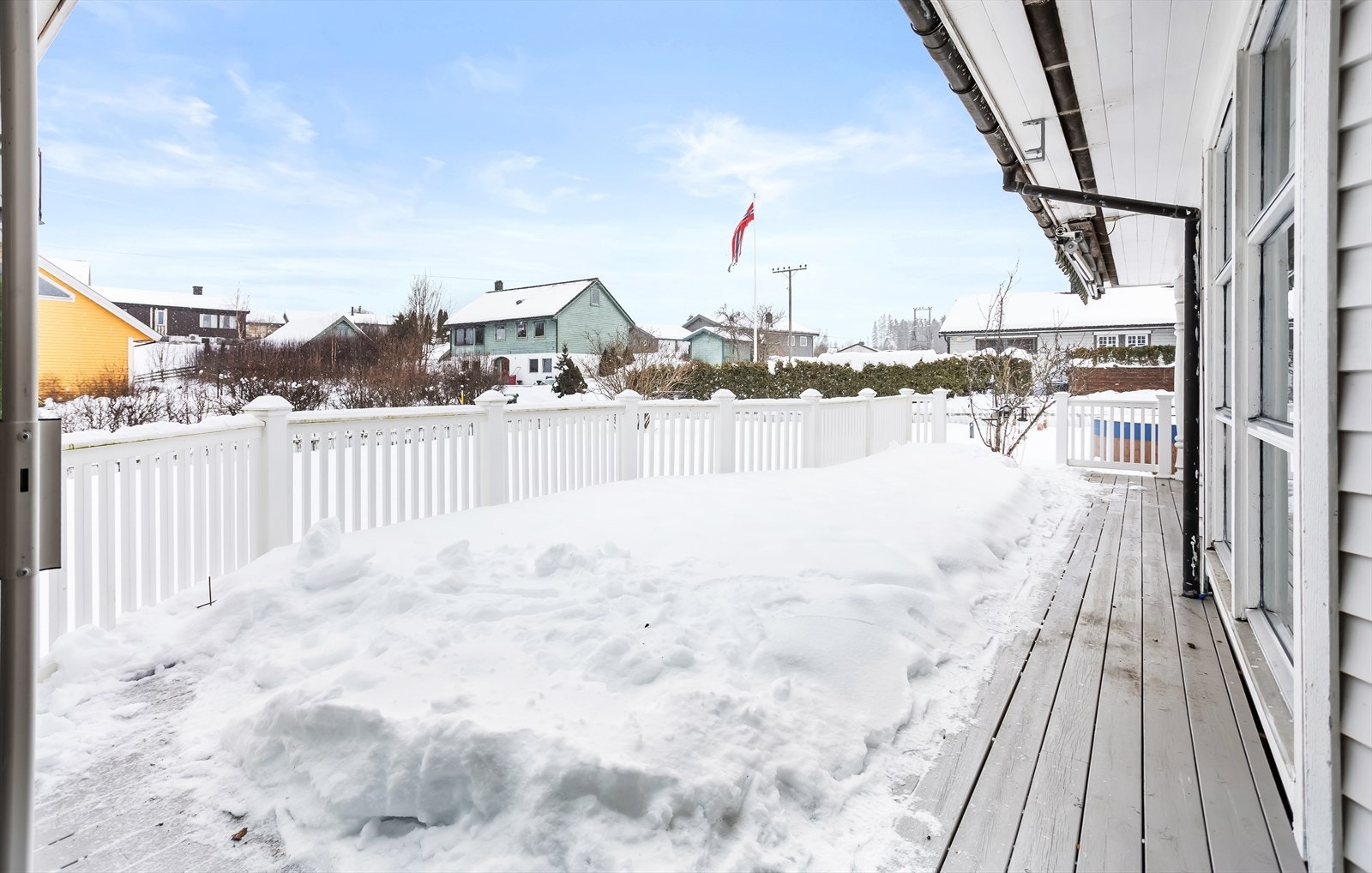 Den store terrassen på ca. 39 m² har adkomst fra både stuen og vinterhagen. Galleribilde