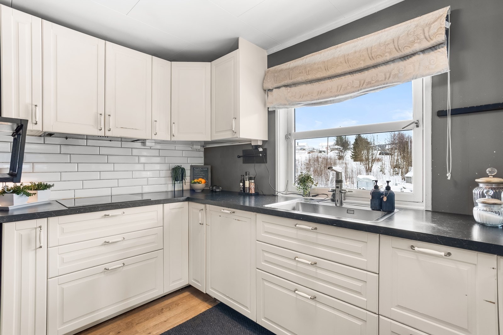 Laminat benkeplate med nedfelt kum i rustfritt stål og ett-greps blandebatteri. Galleribilde