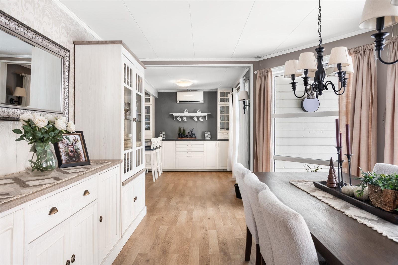 Den åpne løsningen binder sammen de sosiale sonene i første etasje. Galleribilde