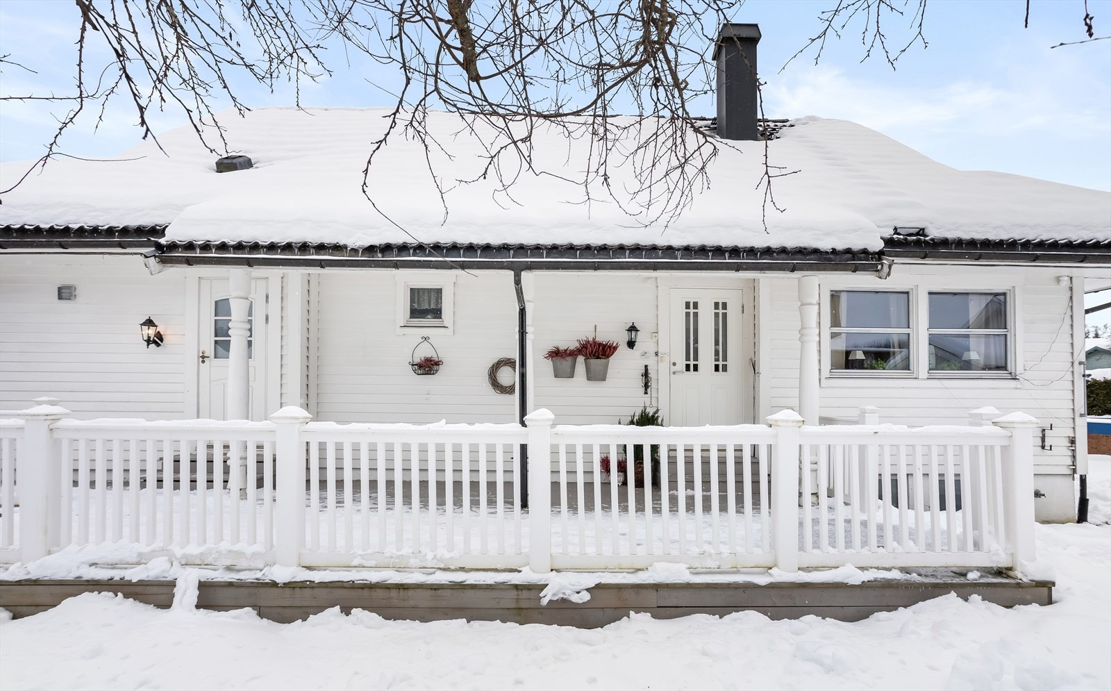 I front av boligen er det en terrasse på ca. 28 m² ved hovedinngangen. Galleribilde