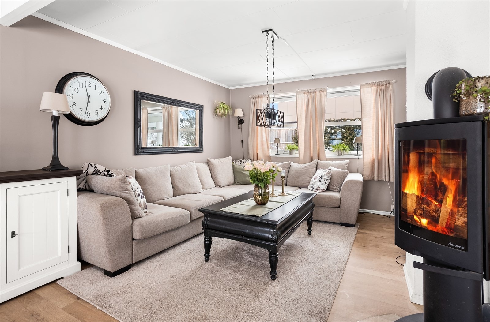 Stuen er et romslig oppholdsrom med et ildsted som gir god varme. Galleribilde