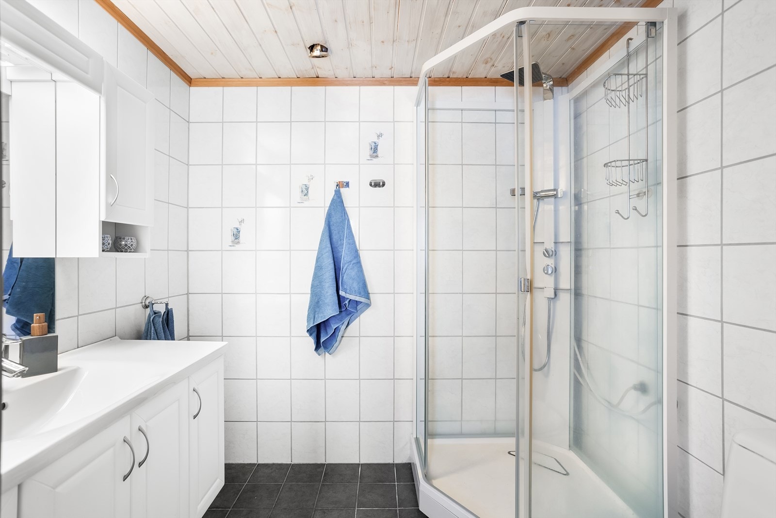 Badet i kjelleren ble pusset opp i 2005 og har dusjkabinett og gulvvarme. Galleribilde