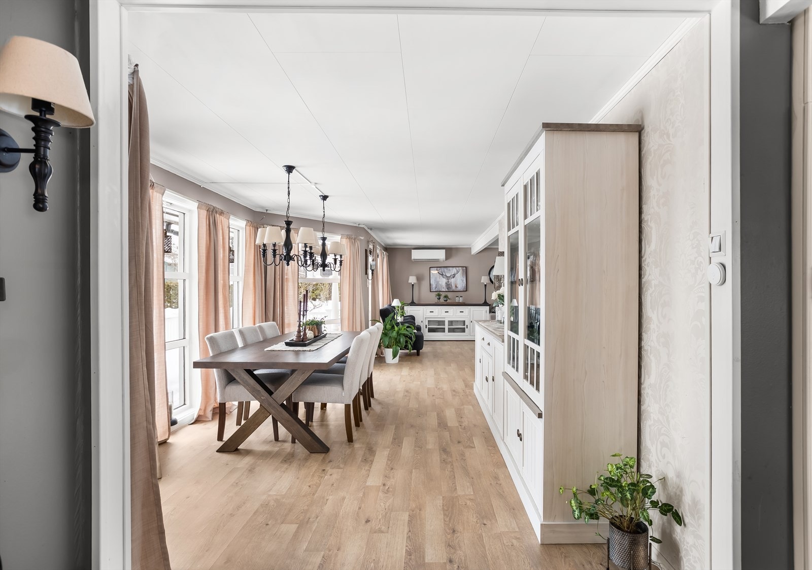 En arealeffektiv og gjennomgående planløsning i hovedetasjen. Galleribilde