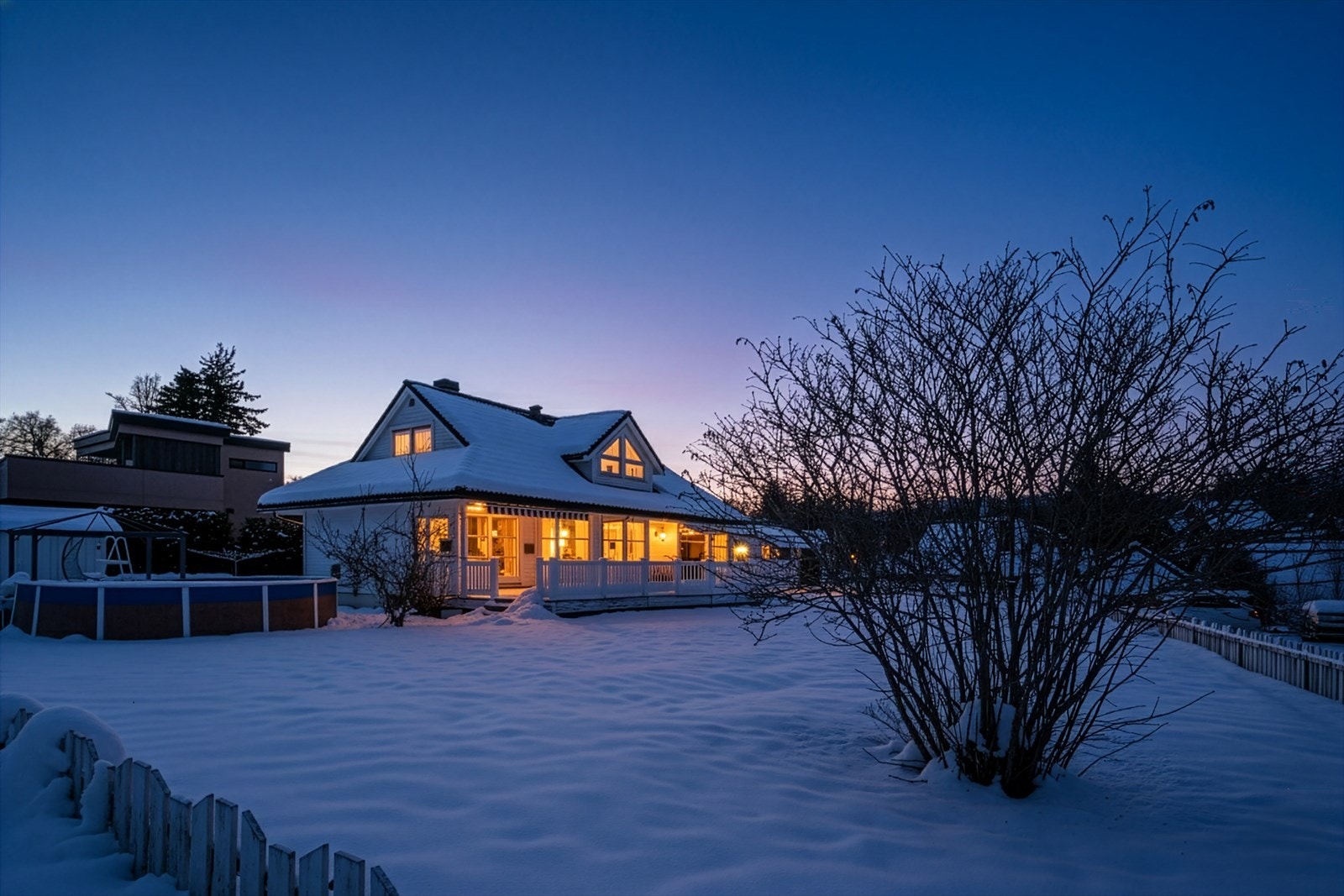 En velholdt enebolig med malt liggende trepanel og tak tekket med betongtakstein. Galleribilde