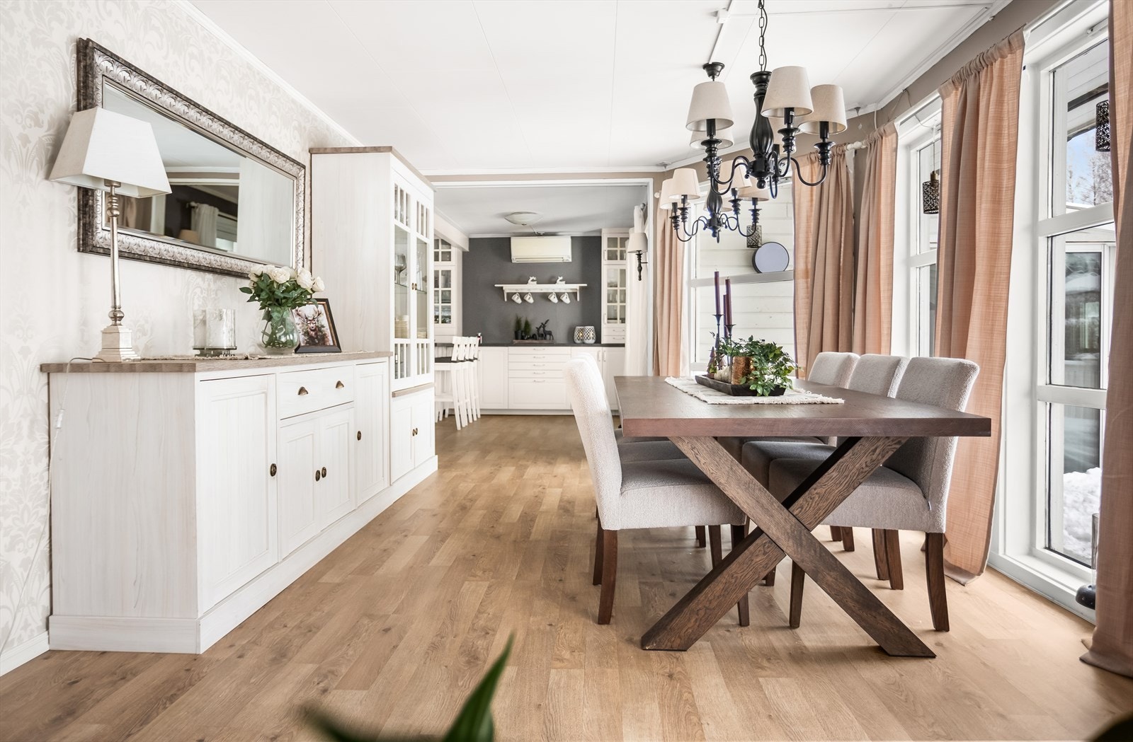 Spisestuen har god plass til langbord og er et naturlig samlingspunkt. Galleribilde