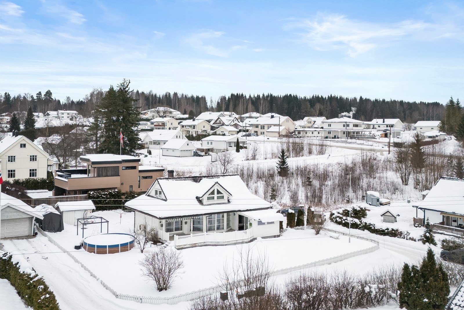Dal stasjon ligger kun 1,2 km unna, med togforbindelse til blant annet Oslo. Galleribilde