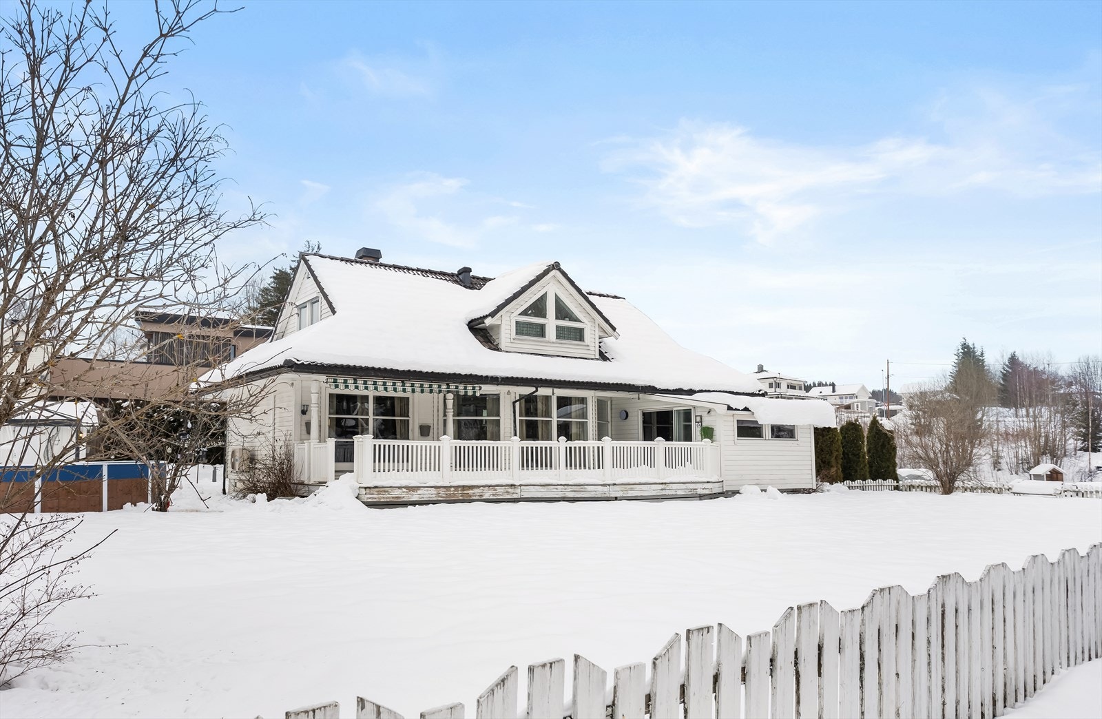 Eiendommen har en opparbeidet tomt med plenarealer og singlet gårdsplass. Galleribilde