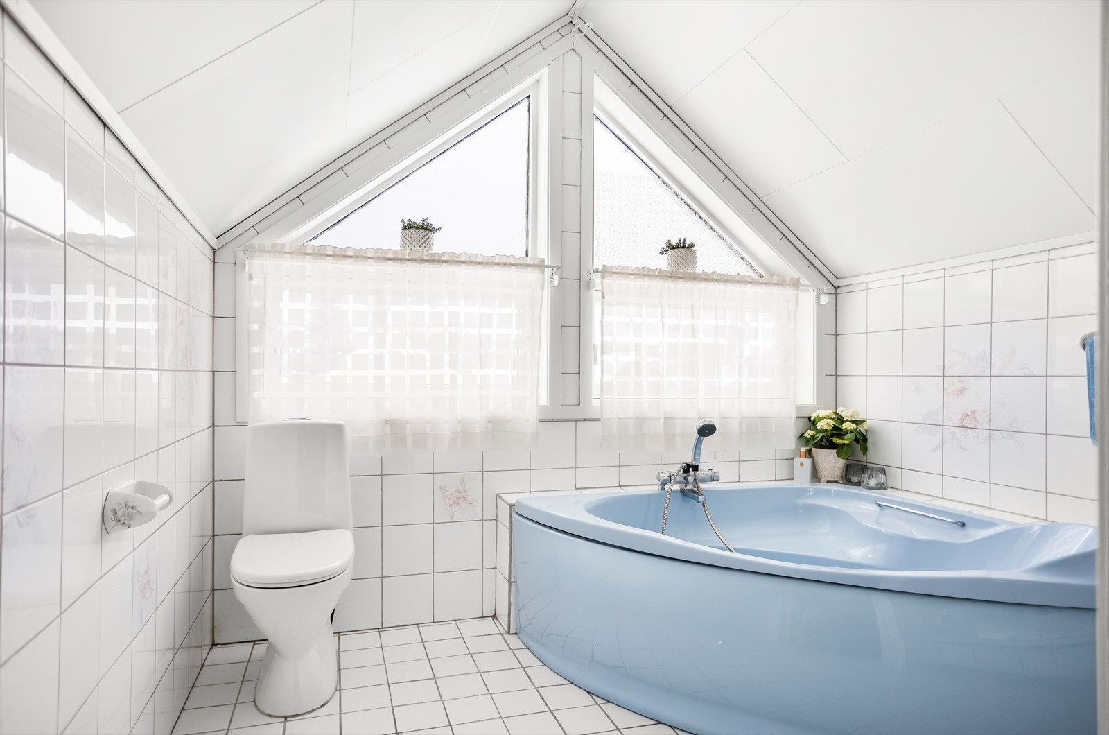 Baderommet i andre etasje har fliser på gulv og vegger, samt gulvvarme. Galleribilde