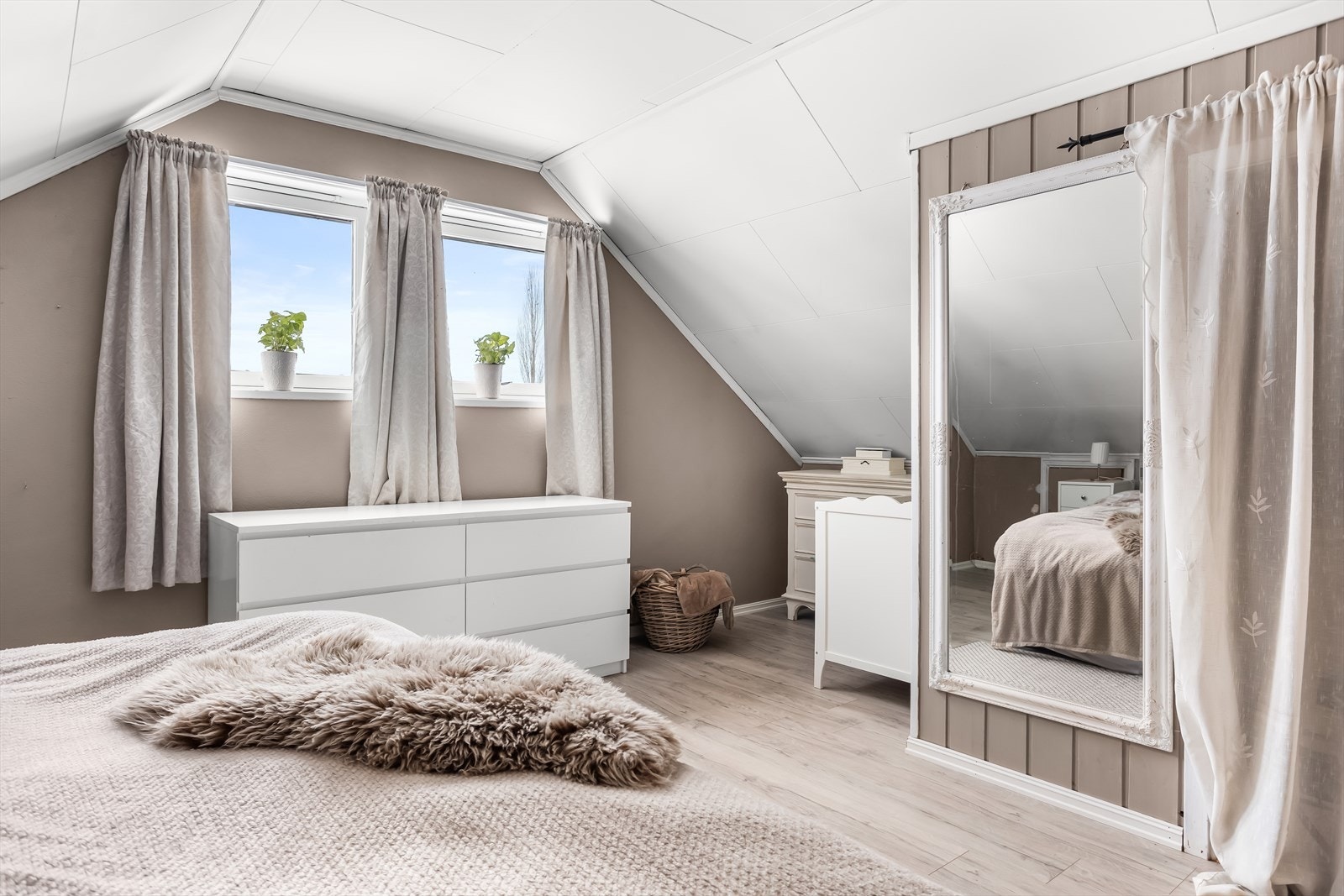 Rommet har laminatgulv og malte flater på veggene. Galleribilde