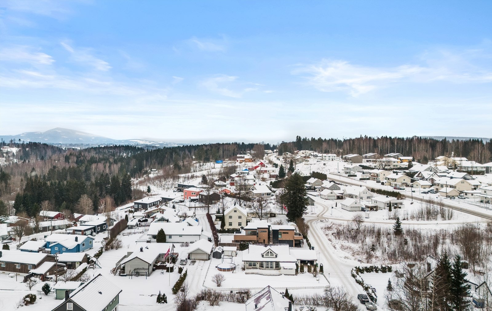 Fra eiendommen er det god tilgang til rekreasjonsområder med nærhet til skog og mark. Galleribilde