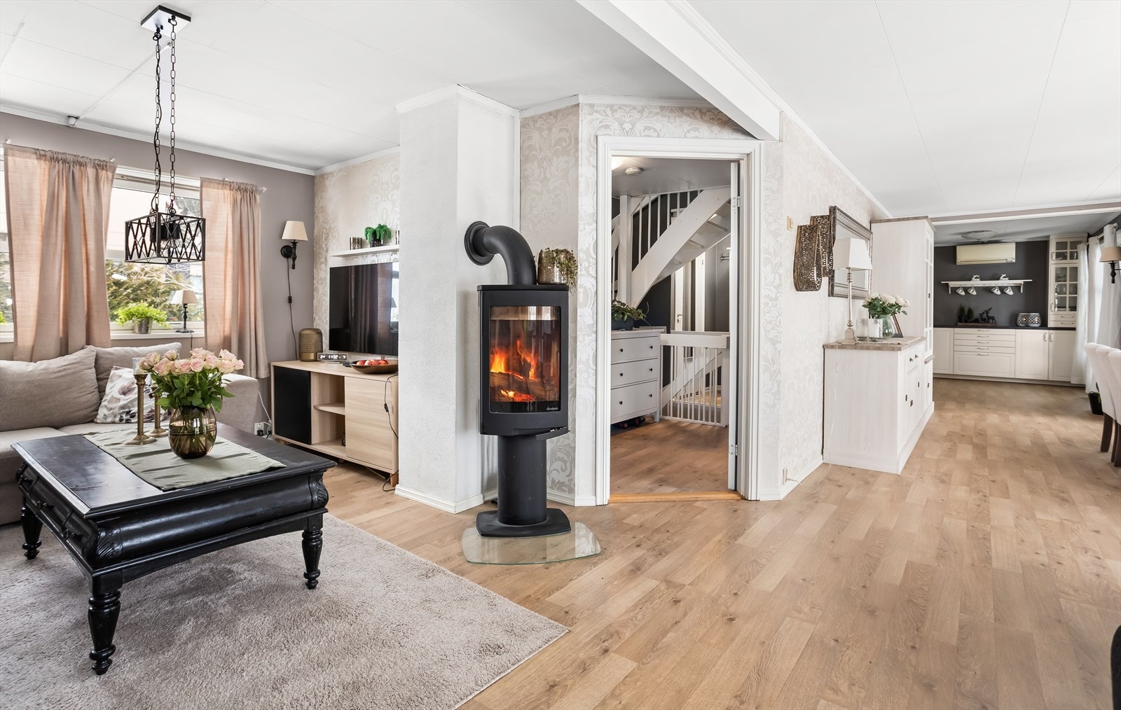 Fra stuen er det en åpen og naturlig overgang til spisestuen og kjøkkenet. Galleribilde