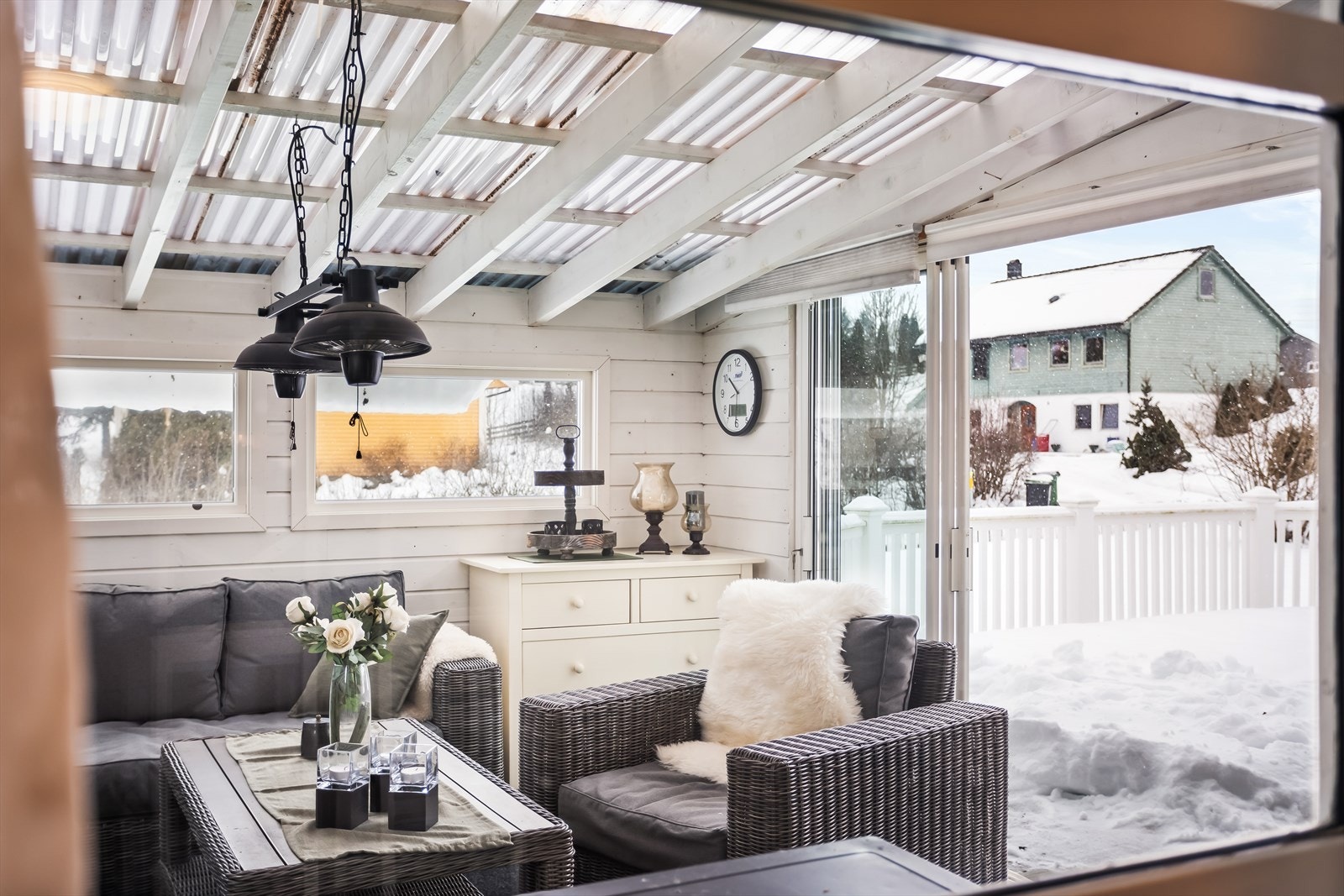 Herfra er det skyvedør ut til den store terrassen på 39 m². Galleribilde