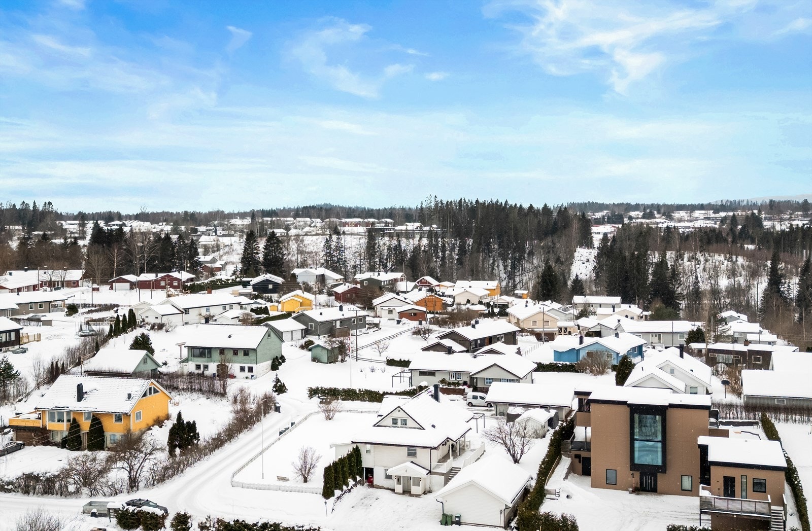 Området består hovedsakelig av eneboliger og er beskrevet som et stille og rolig sted. Galleribilde