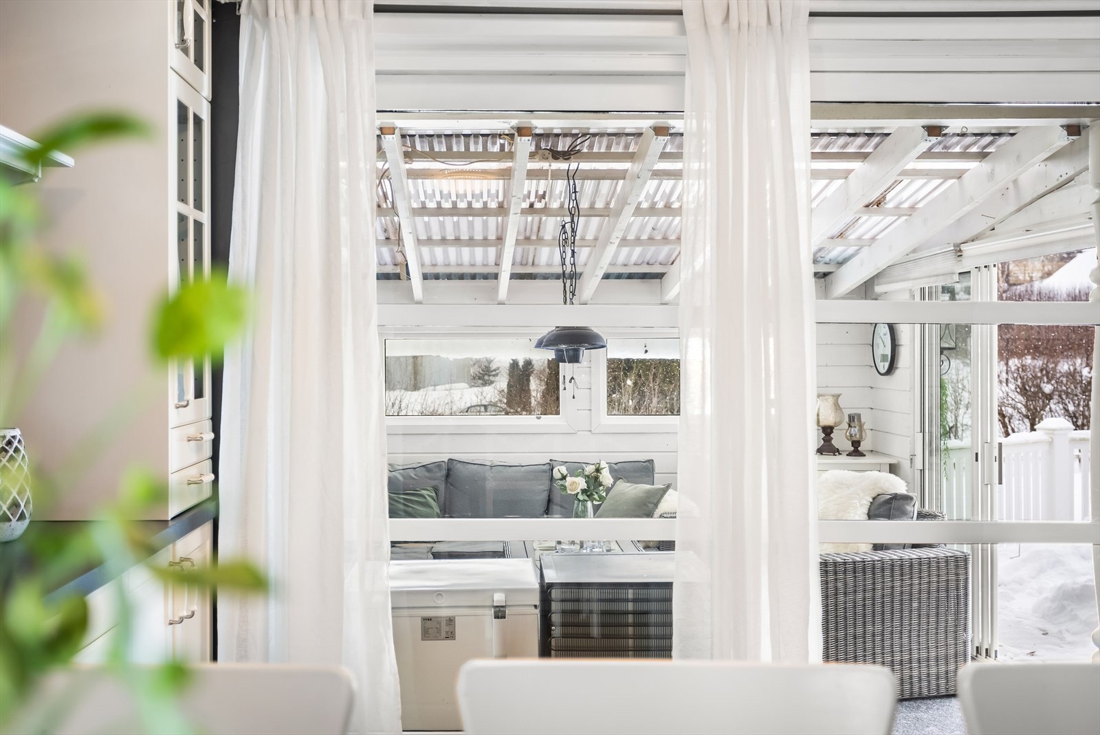 Et lunt og hyggelig uterom med plass til en romslig sittegruppe. Galleribilde