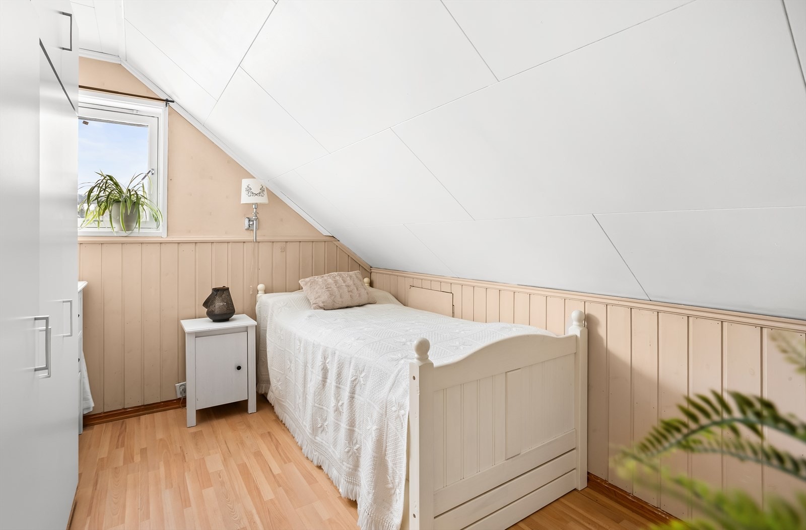 Boligens tredje soverom har malt panel på veggene. Galleribilde