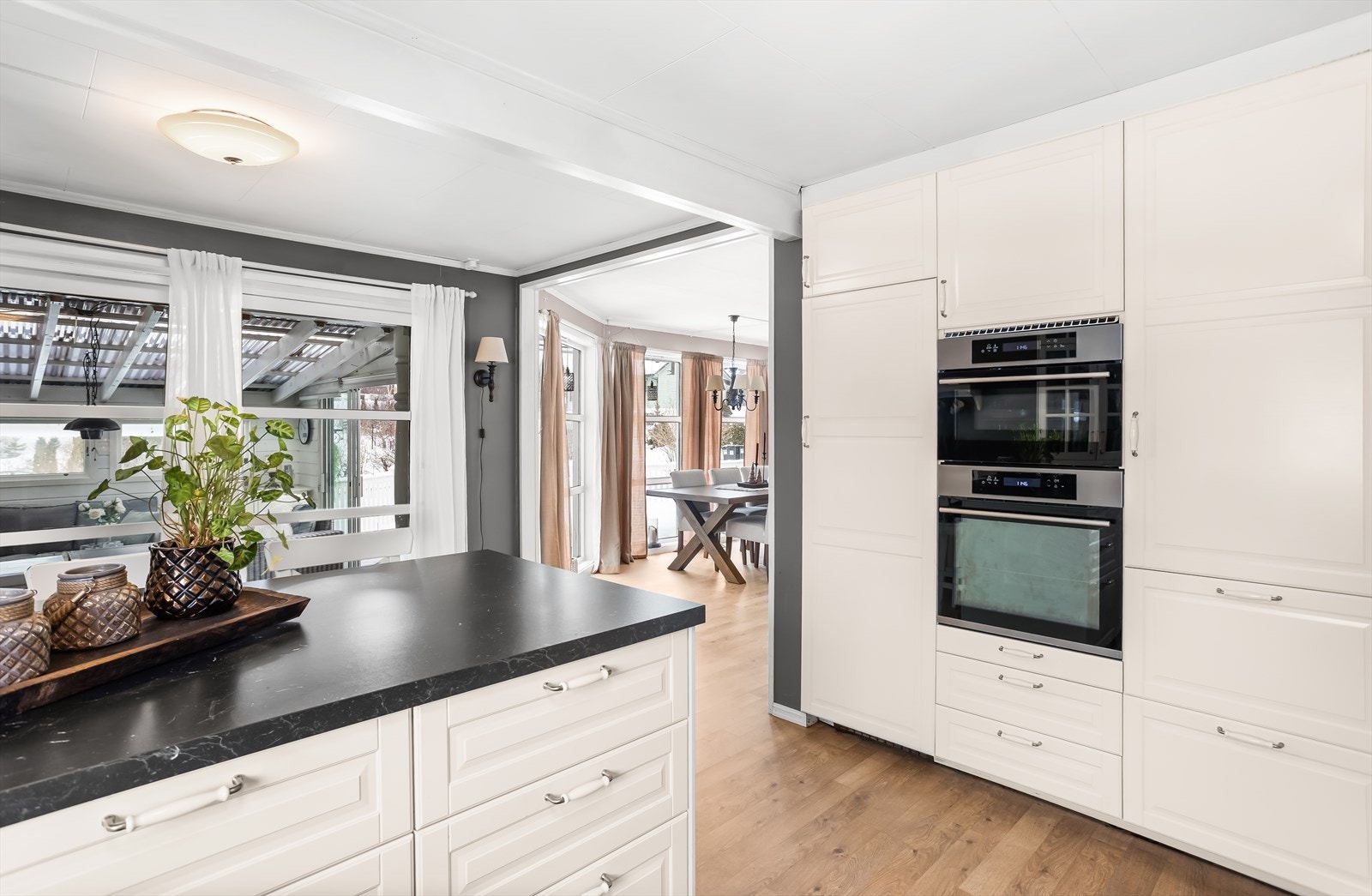 Fra kjøkkenet er det direkte adkomst til en innglasset balkong på 15 m². Galleribilde