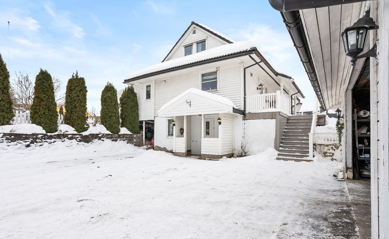 Eiendommen har en frittstående garasje med et bruksareal på 46 m². Galleribilde