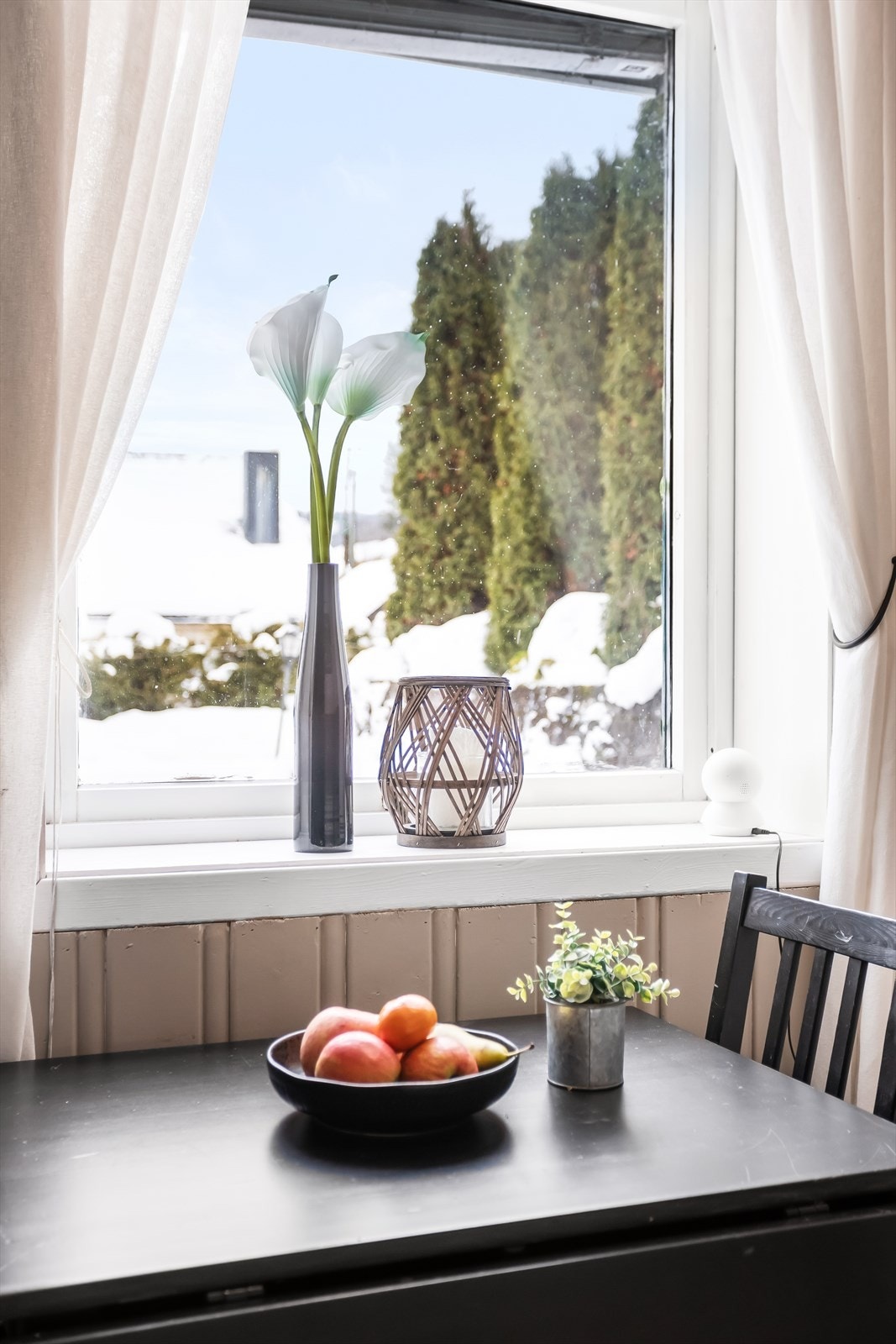 Boligens vinduer har 2-lags isolerglass og karmer i tre. Galleribilde