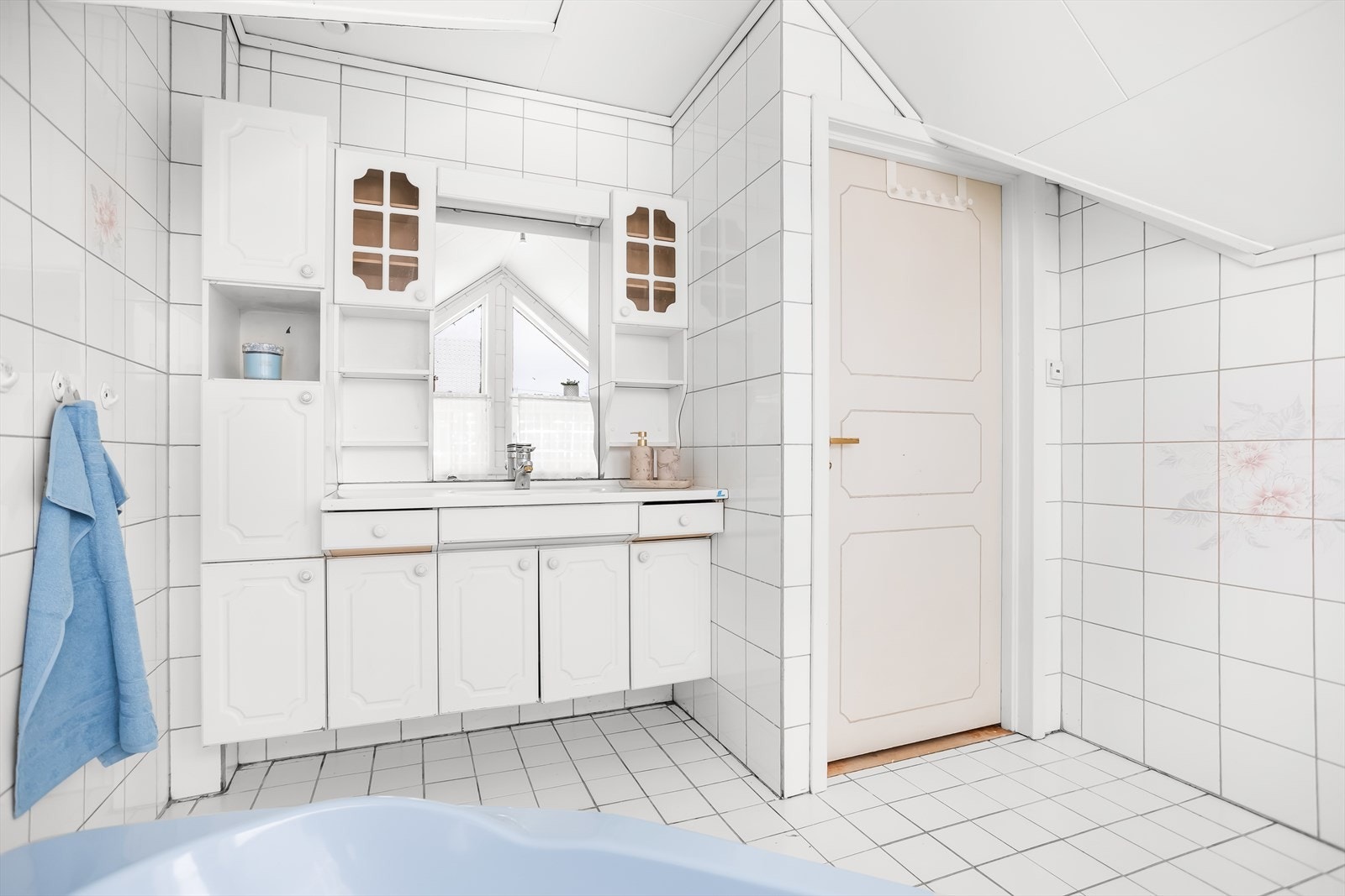 Servantinnredning med ett-greps blandebatteri, speil og god skapplass. Galleribilde