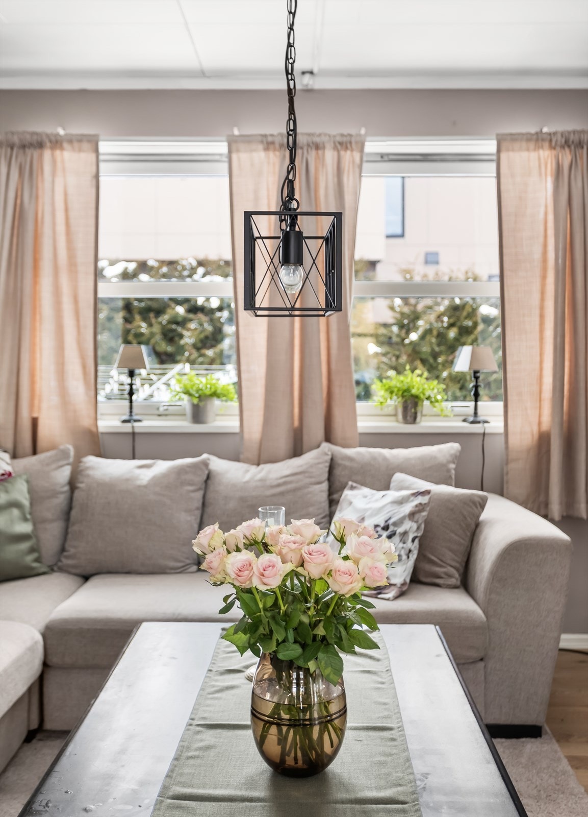 Gjennomgående laminatgulv og lyse, malte flater på veggene. Galleribilde