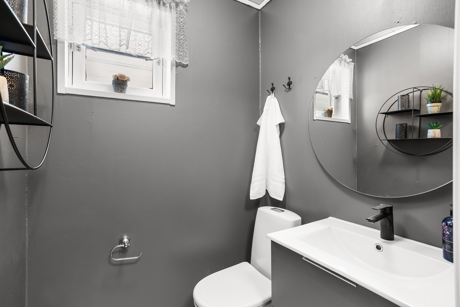 Separat toalettrom med servantinnredning og gulvstående toalett. Galleribilde