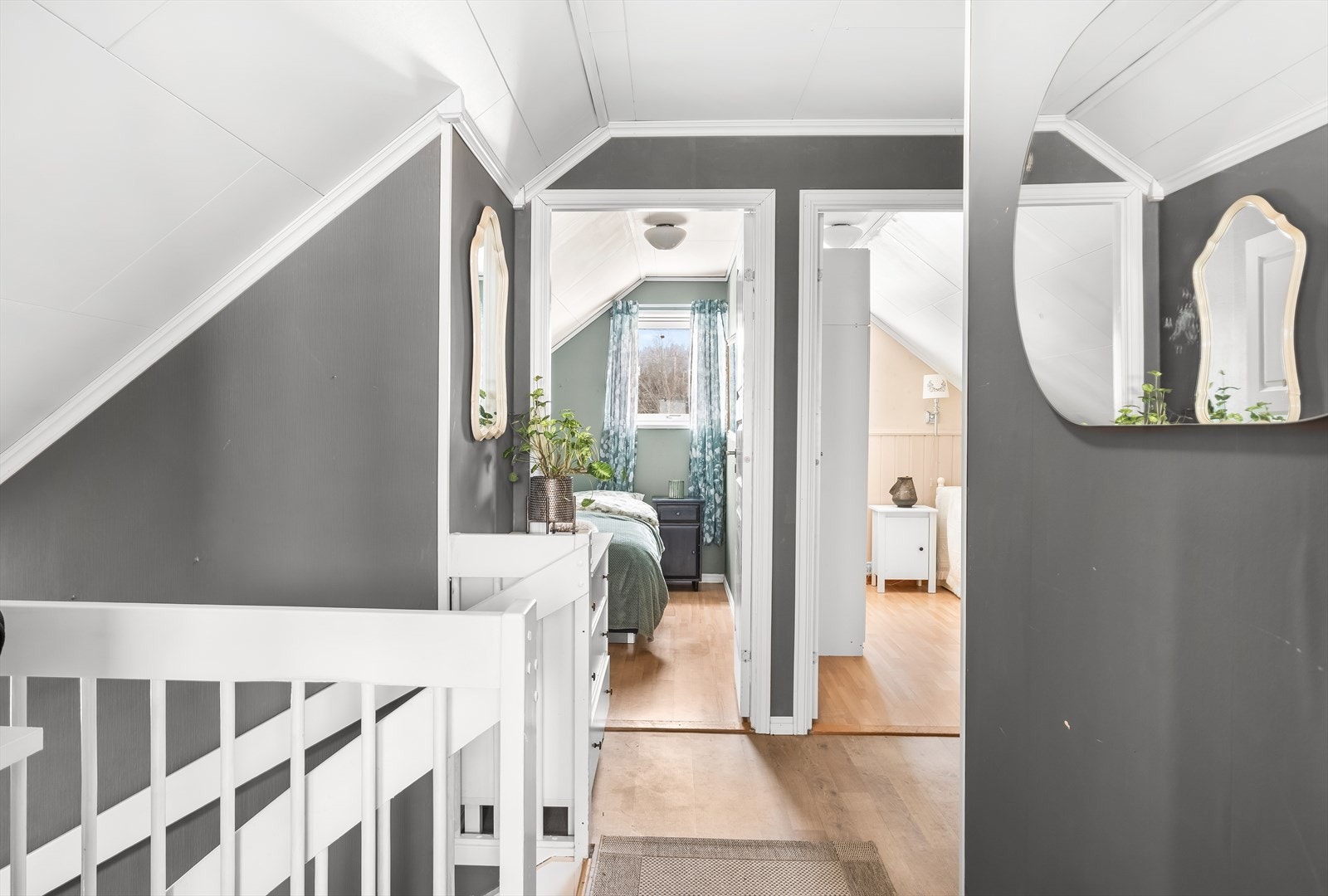 Trapperommet i andre etasje gir adkomst til alle soverommene og badet. Galleribilde