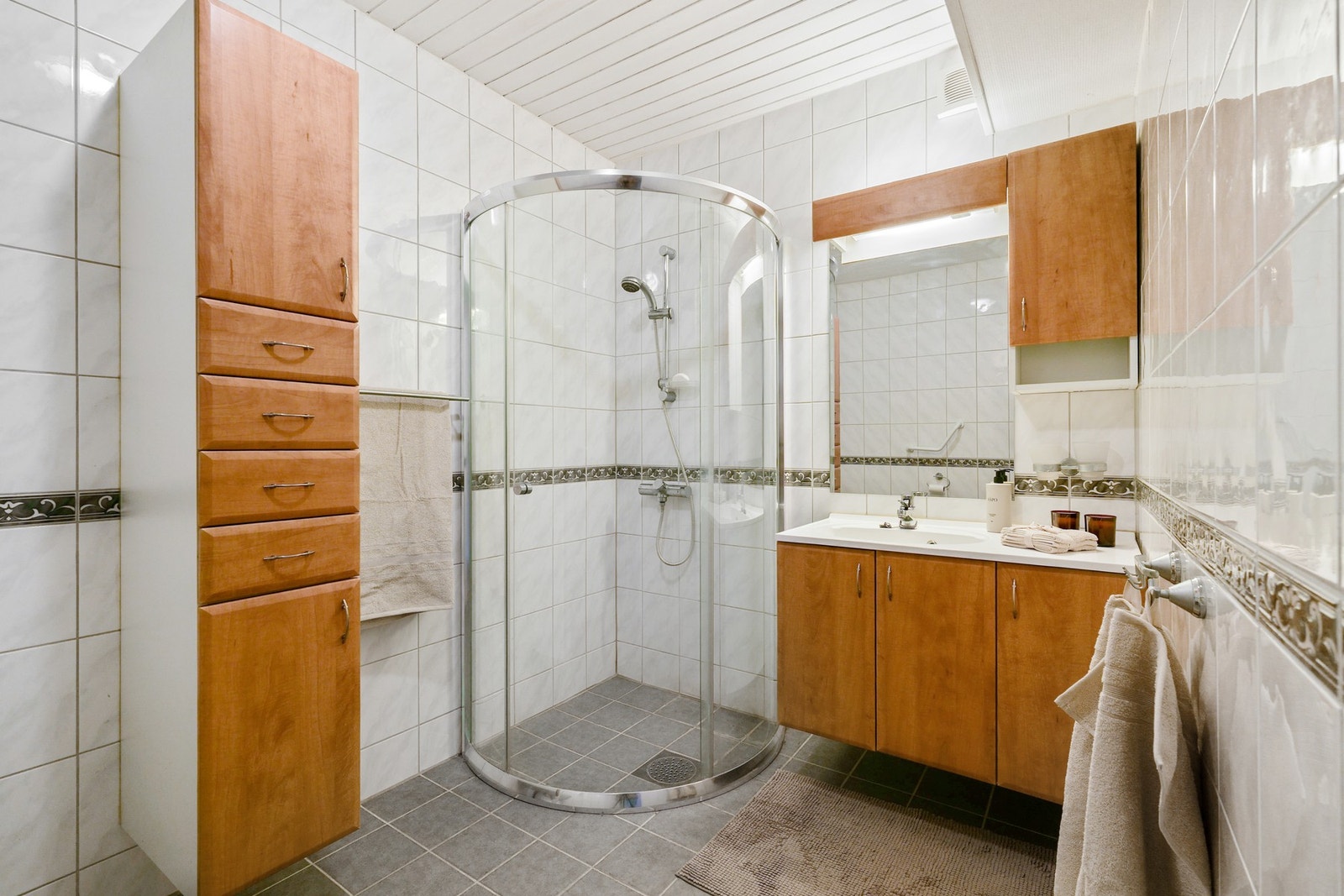 Pent flislagt bad fra 2011 med behagelig gulvvarme. Galleribilde