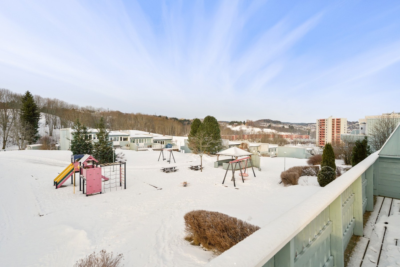 Utsikt mot lekeplass fra balkongen. Galleribilde