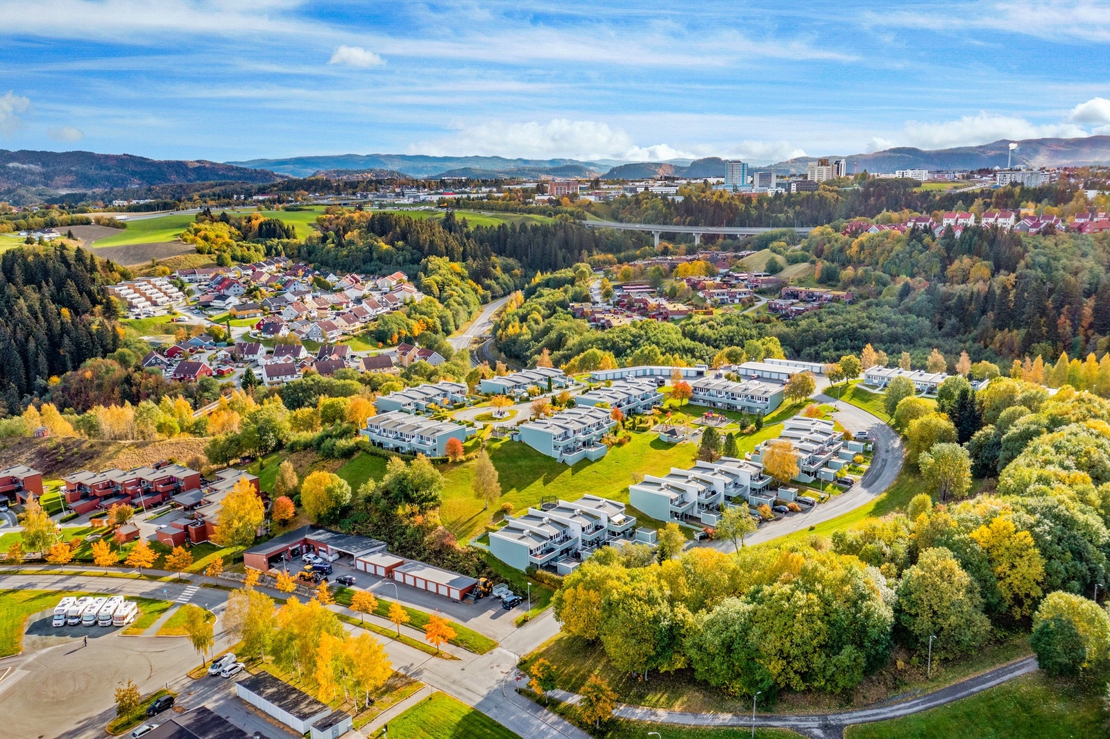 Langhaugen 10 A ligger svært fint til på et høydedrag i Romolslia borettslag. Området byr på trygge internveier samt flotte turmuligheter med umiddelbar nærhet til marka. Galleribilde
