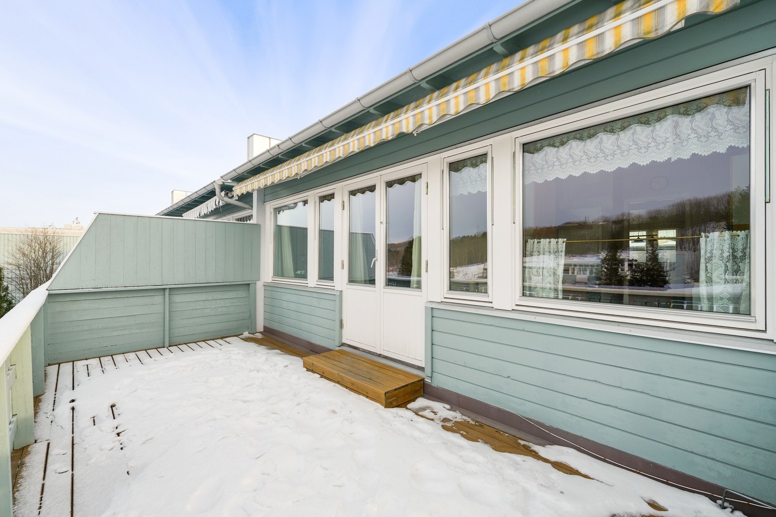 Det er montert markise over balkongen, noe som gjør at den fint kan benyttes året rundt. Galleribilde