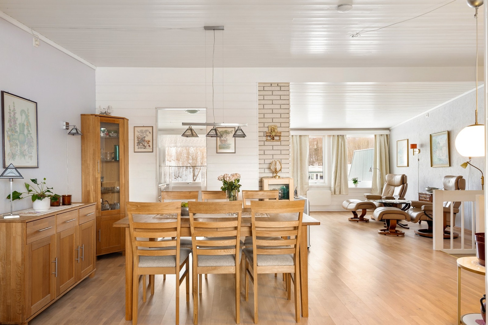 Spisegruppen finner sin naturlige plassering like ved kjøkkenet. Galleribilde