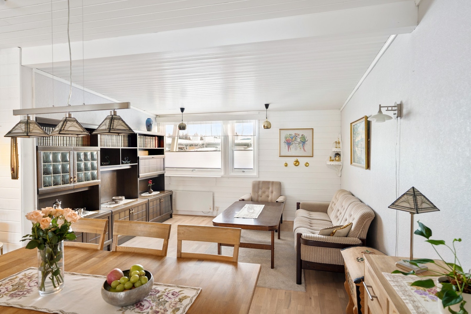 Stuen får et flott gjennomlys takket være store vindusflater i begge ender av boligen, noe som gir rommet en lys og luftig atmosfære gjennom hele dagen. Galleribilde