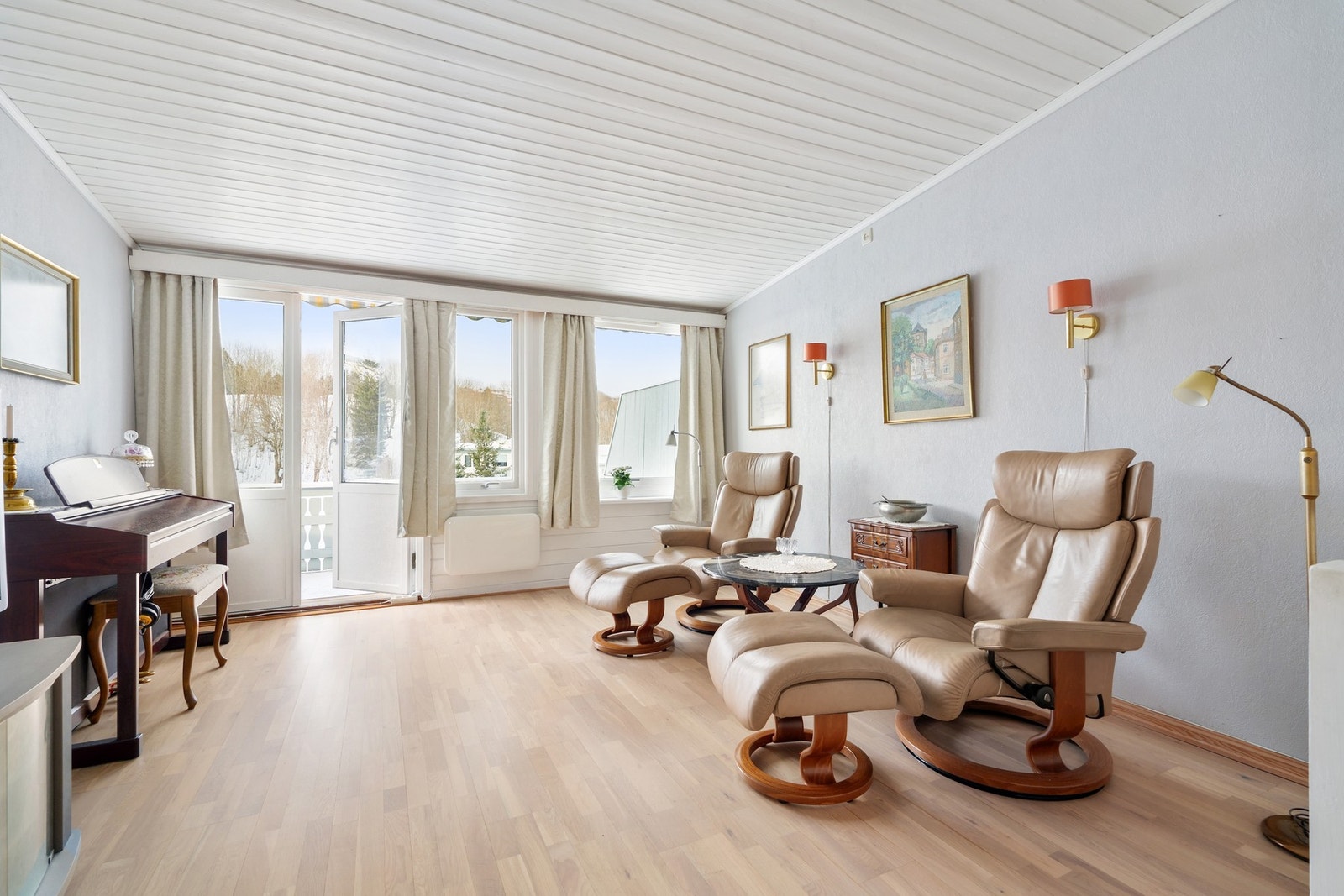 Fra stuen er det utgang til en herlig, vestvendt balkong med ypperlige solforhold. Galleribilde