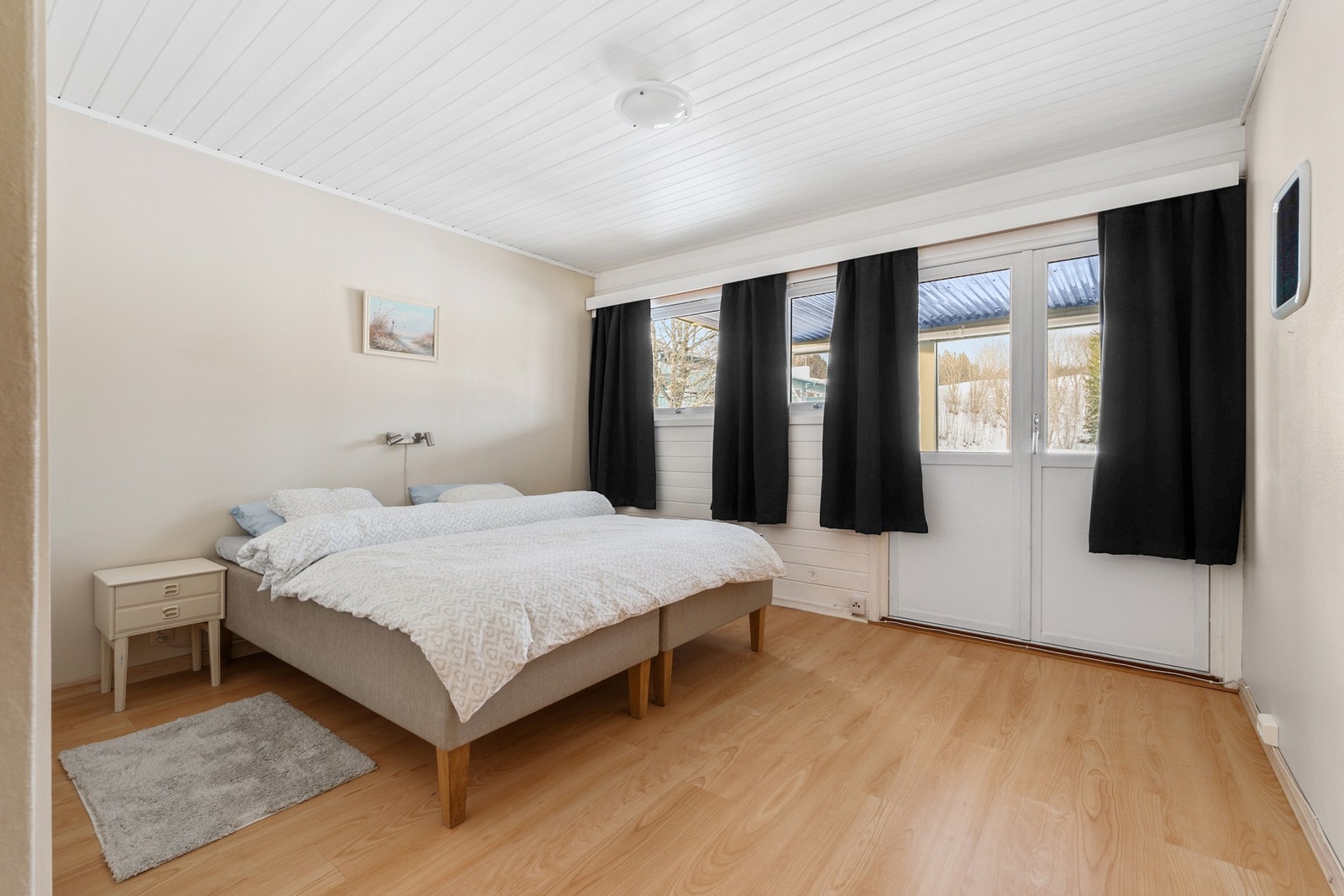 Svært god plass til dobbeltseng og ønsket soveromsmøblement. Rommet er ferdig utstyrt med plassbygd garderobeløsning. Galleribilde