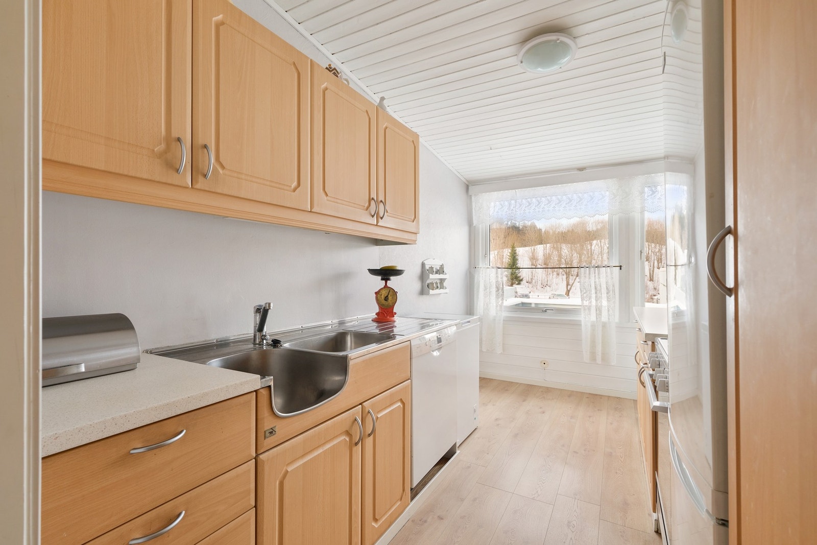 Tidløst kjøkken med mye skap- og benkeplass. Galleribilde