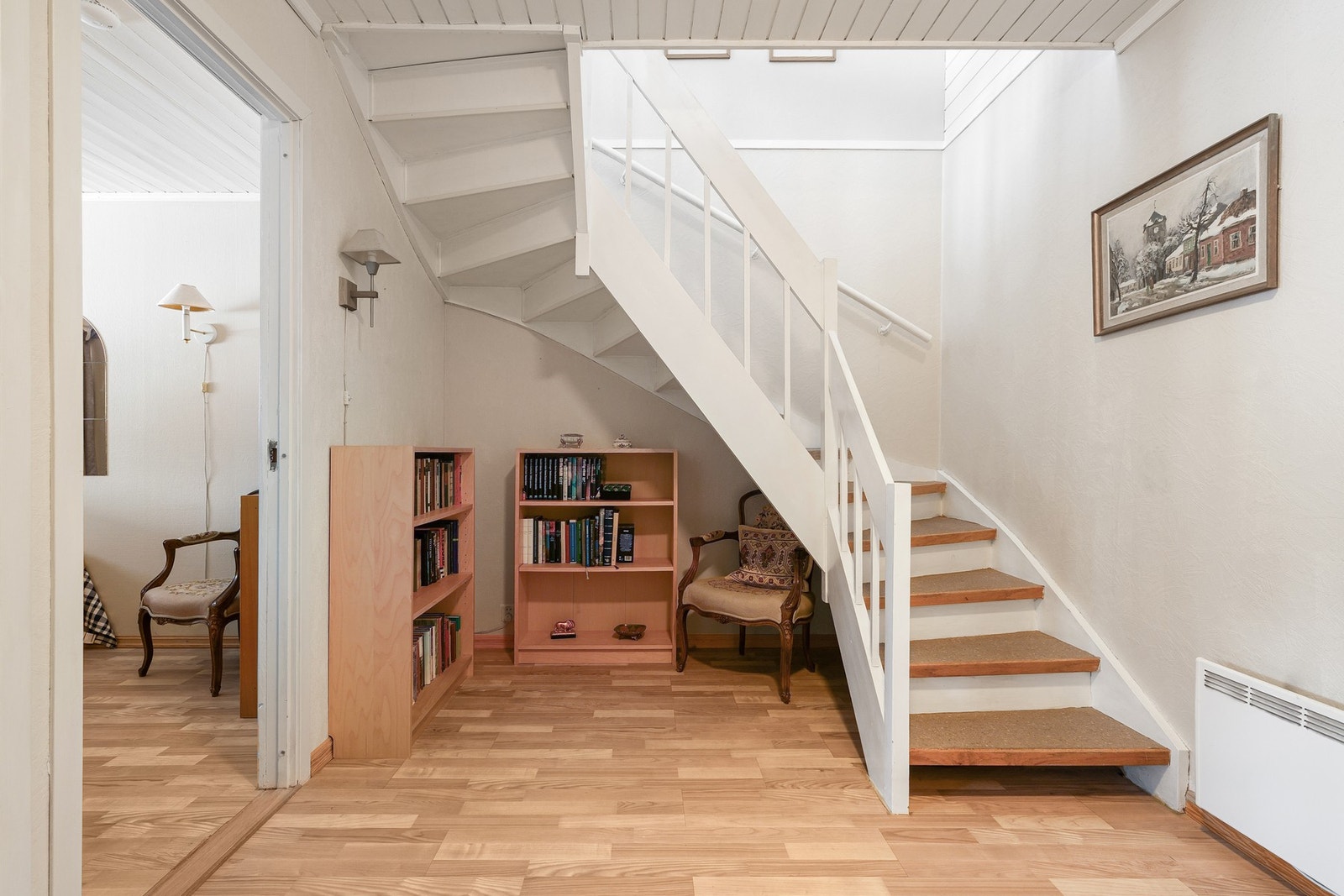 I underetasjen finner vi boligens to soverom, vaskerom, bad og mye oppbevaringsmuligheter. Galleribilde