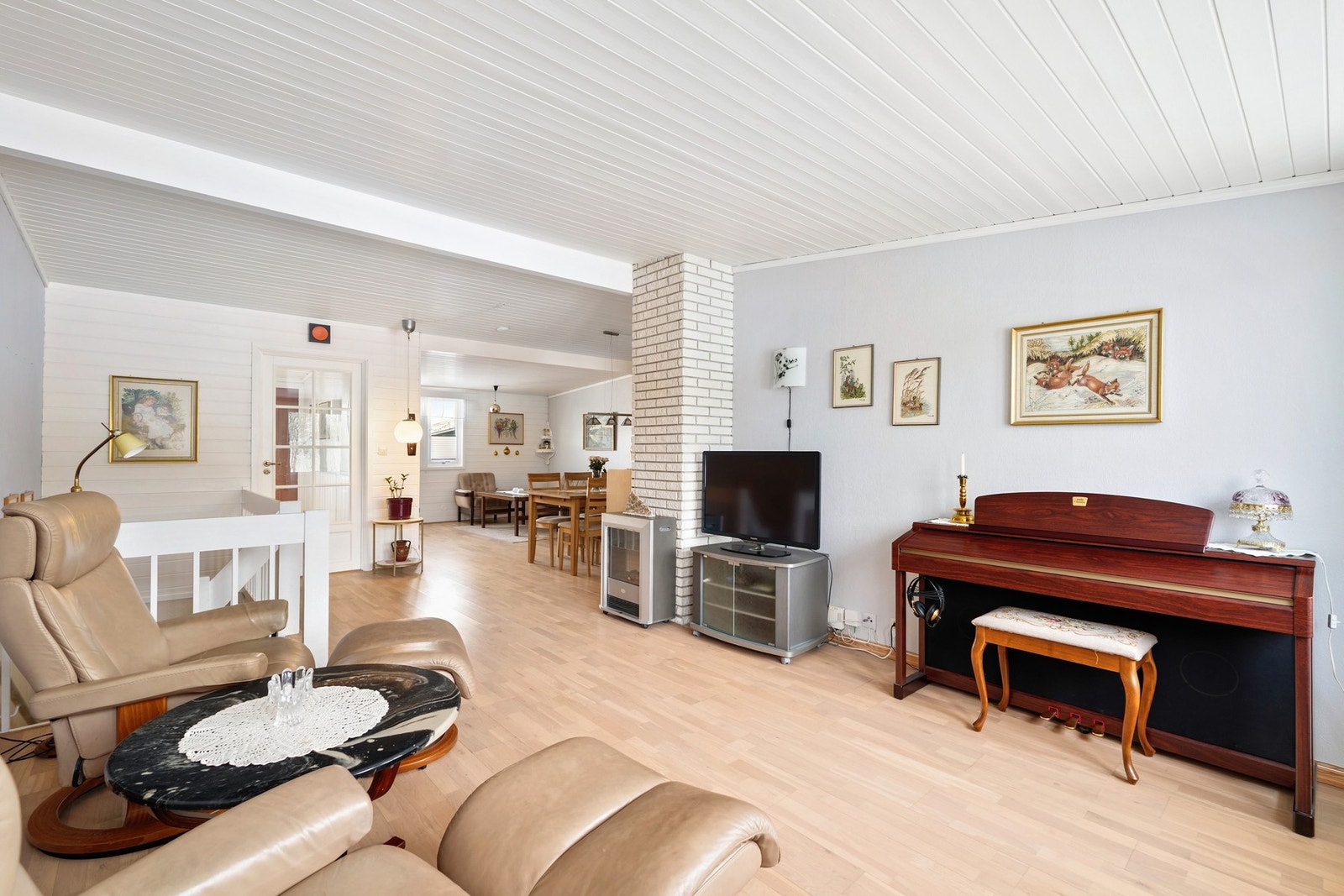 Den lyse og åpne stuen oppleves romslig og innbydende, og byr på svært gode møbleringsmuligheter. Her kan du enkelt etablere flere soner. Galleribilde