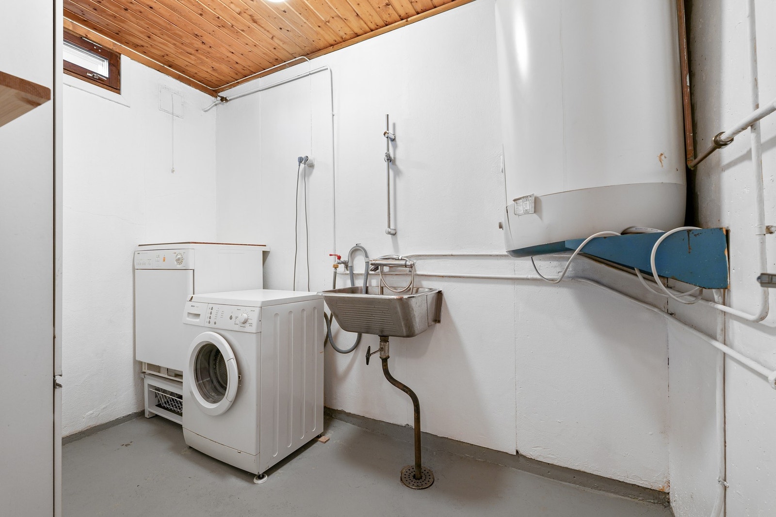 Separat vaskerom med opplegg til vaskemaskin, utslagsvask og varmtvannsbereder. Galleribilde