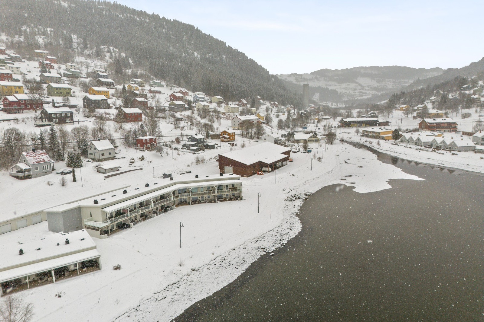 Her bor du med fjorden som nærmeste nabo og kan nyte både utsikt, sjøliv og det vakre kystmiljøet. Galleribilde