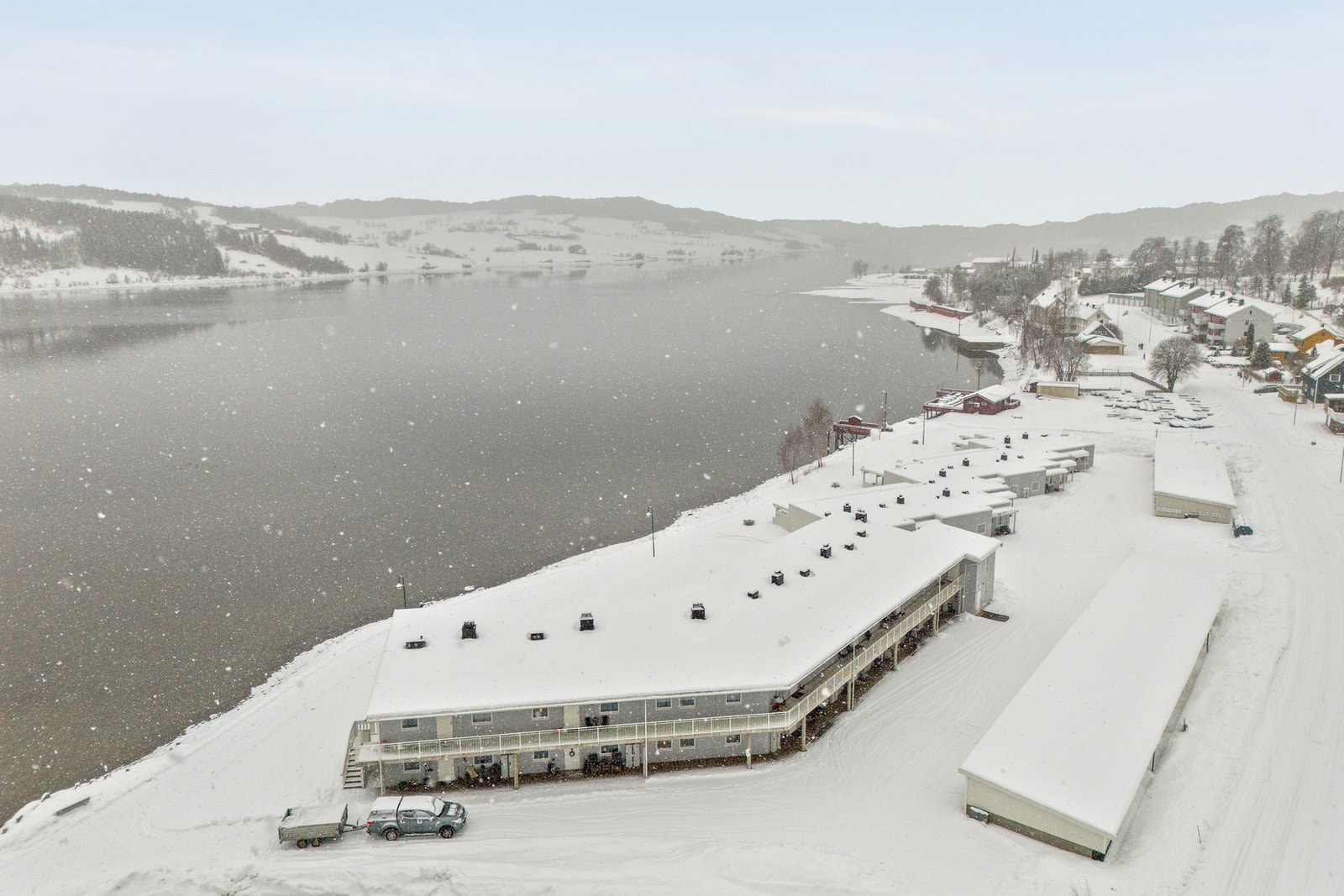 Kort gangavstand til dagligvarebutikk og sentrumsfunksjoner. Galleribilde
