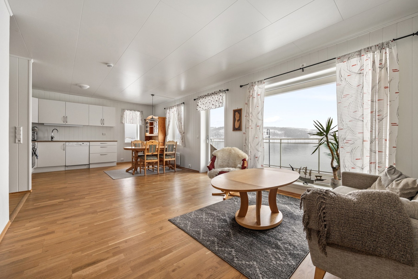 Trivelig treromsleilighet med endebeliggenhet, komfortabel standard og god planløsning! Galleribilde