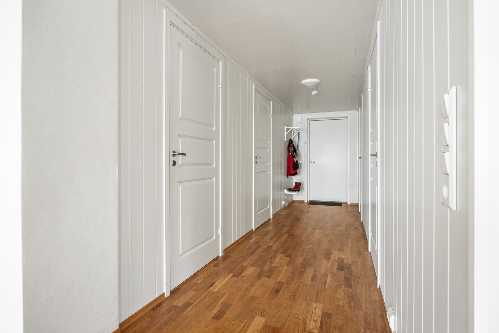 Gang med adkomst til to soverom, bad og bod Galleribilde