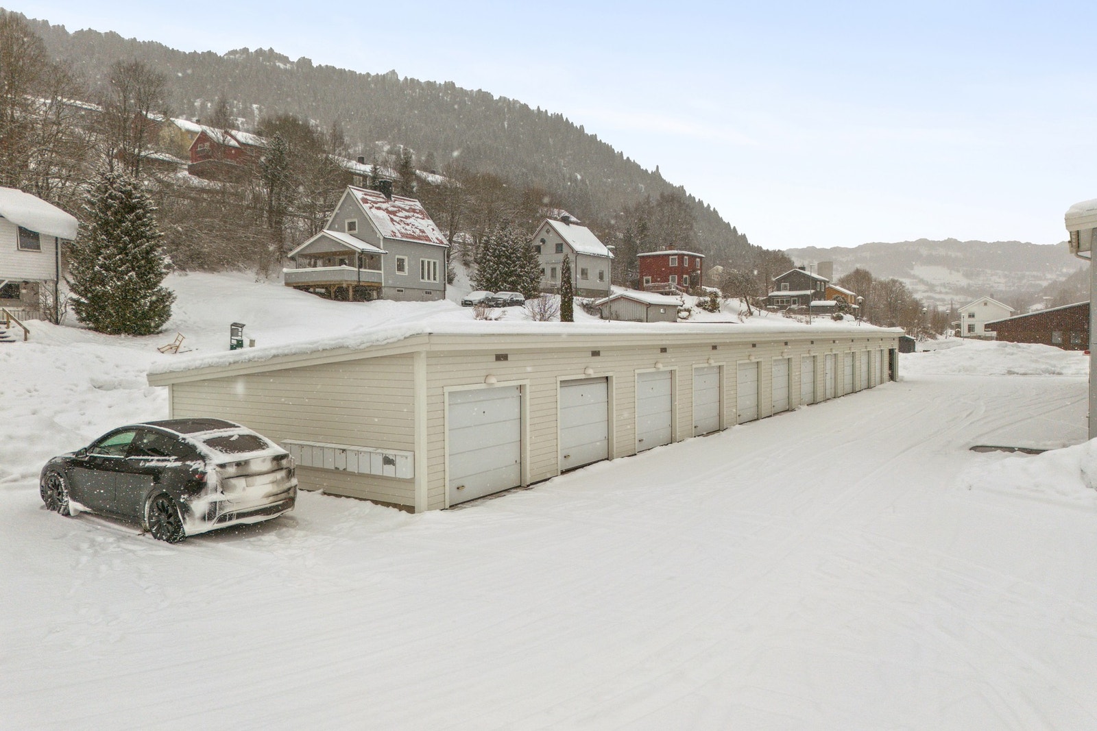 Det medfølger garasje i rekke, med bod i bakkant Galleribilde