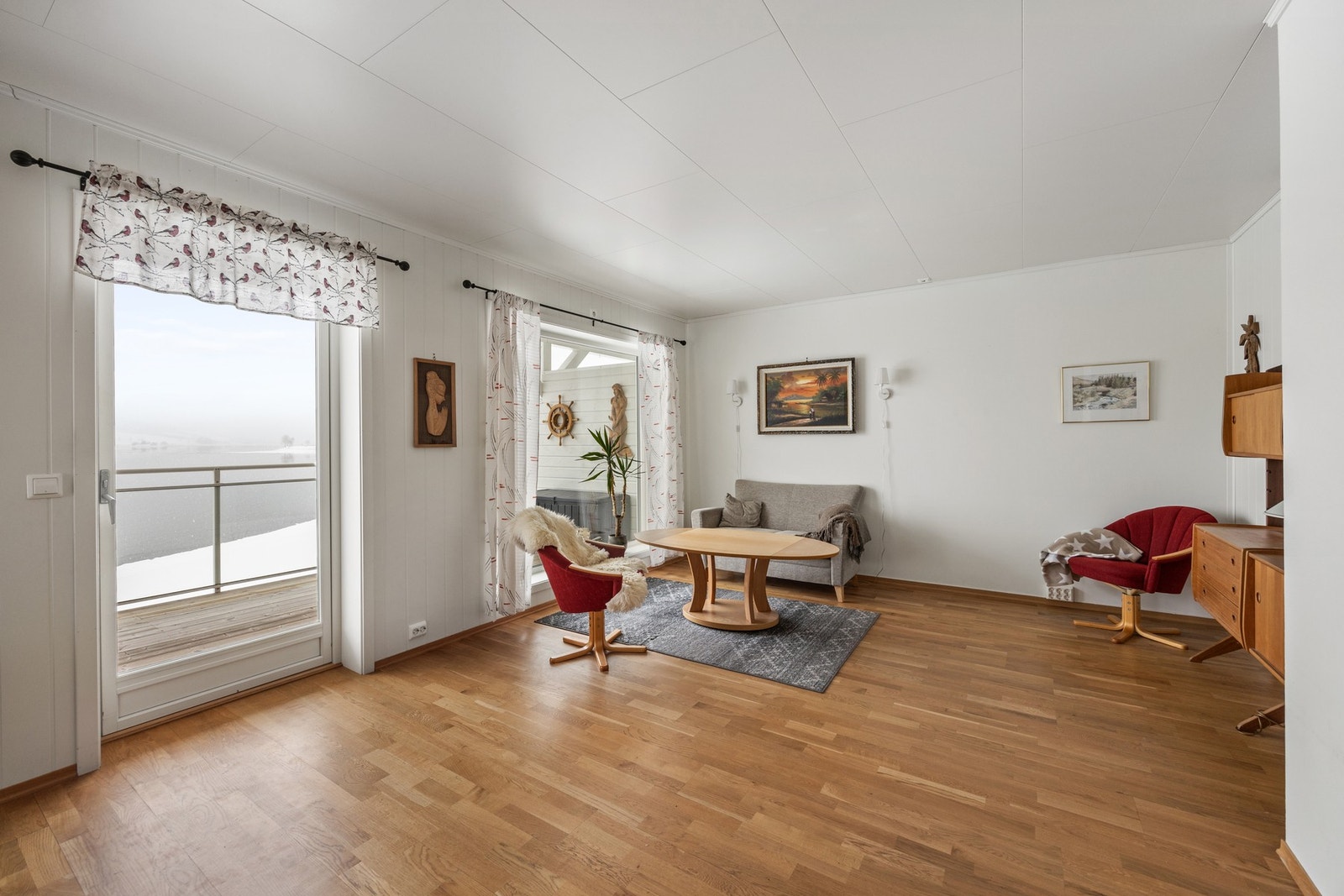 Vinduene sørger for gode dagslysforhold, samt lar utsikten til fjorden stå i fokus! Galleribilde