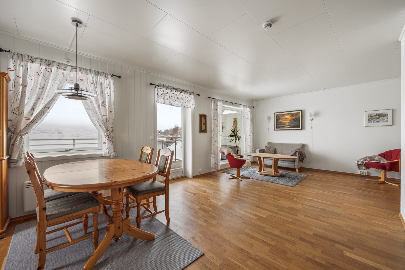 Nyt et godt måltid og en flott utsikt ved spisebordet. Galleribilde