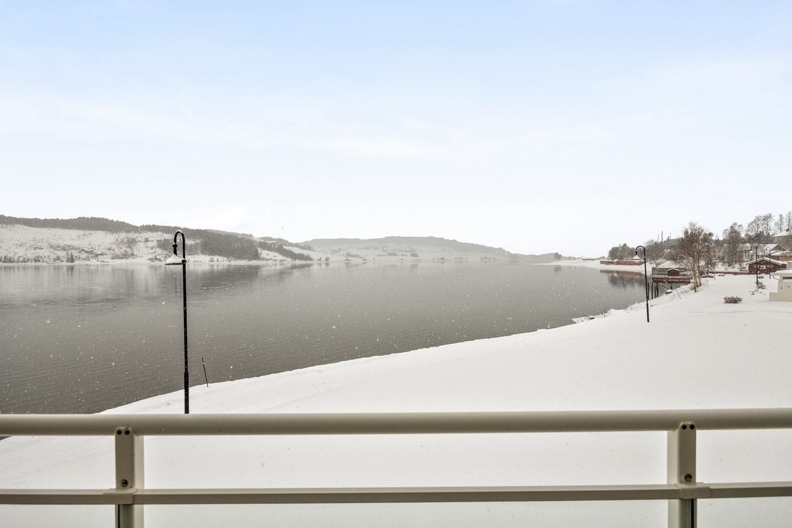 Fantastisk beliggenhet ved sjøkanten - vid utsikt over fjorden! Galleribilde