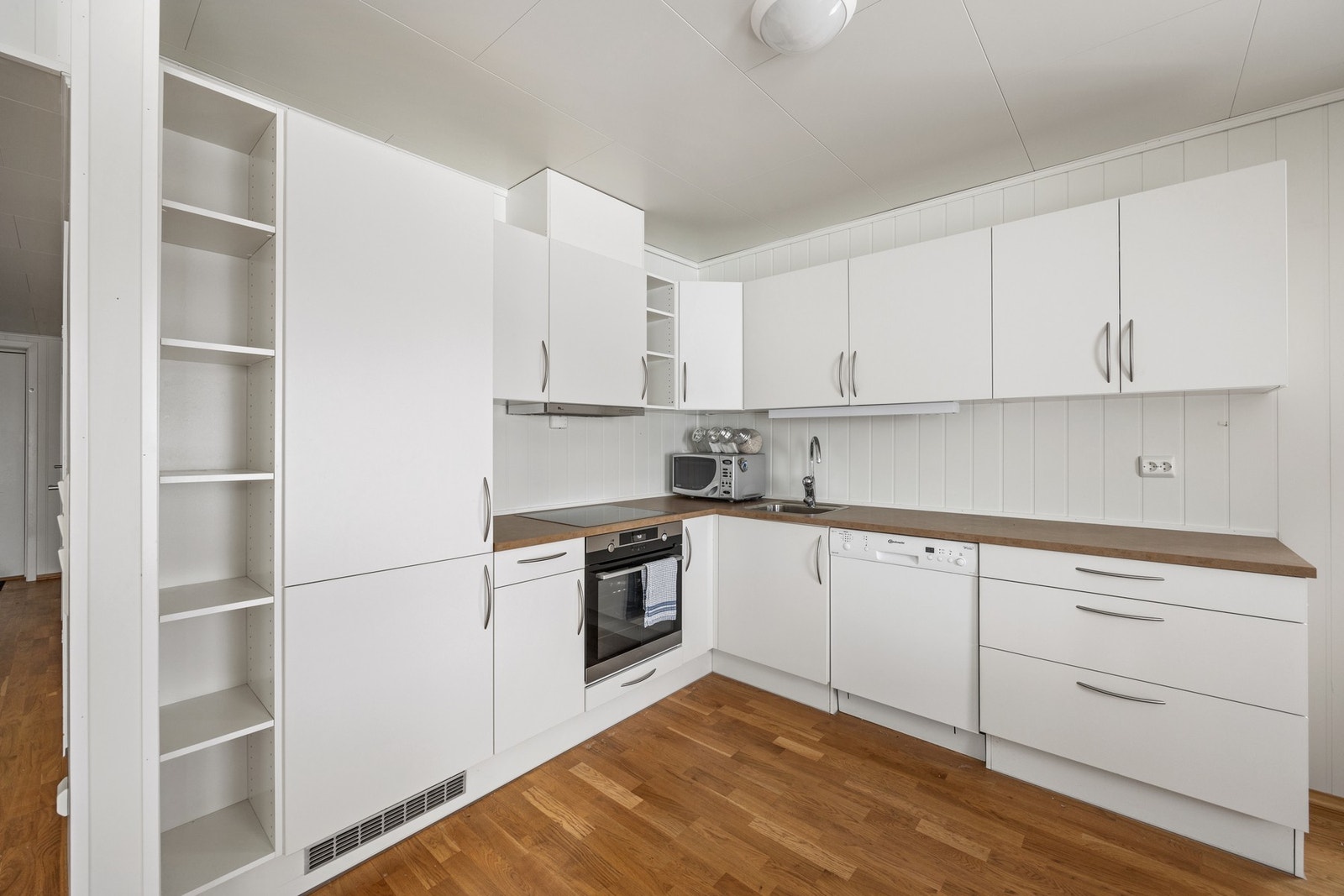 Innredning med integrert platetopp, stekeovn og frys-/kjøleskap. Galleribilde