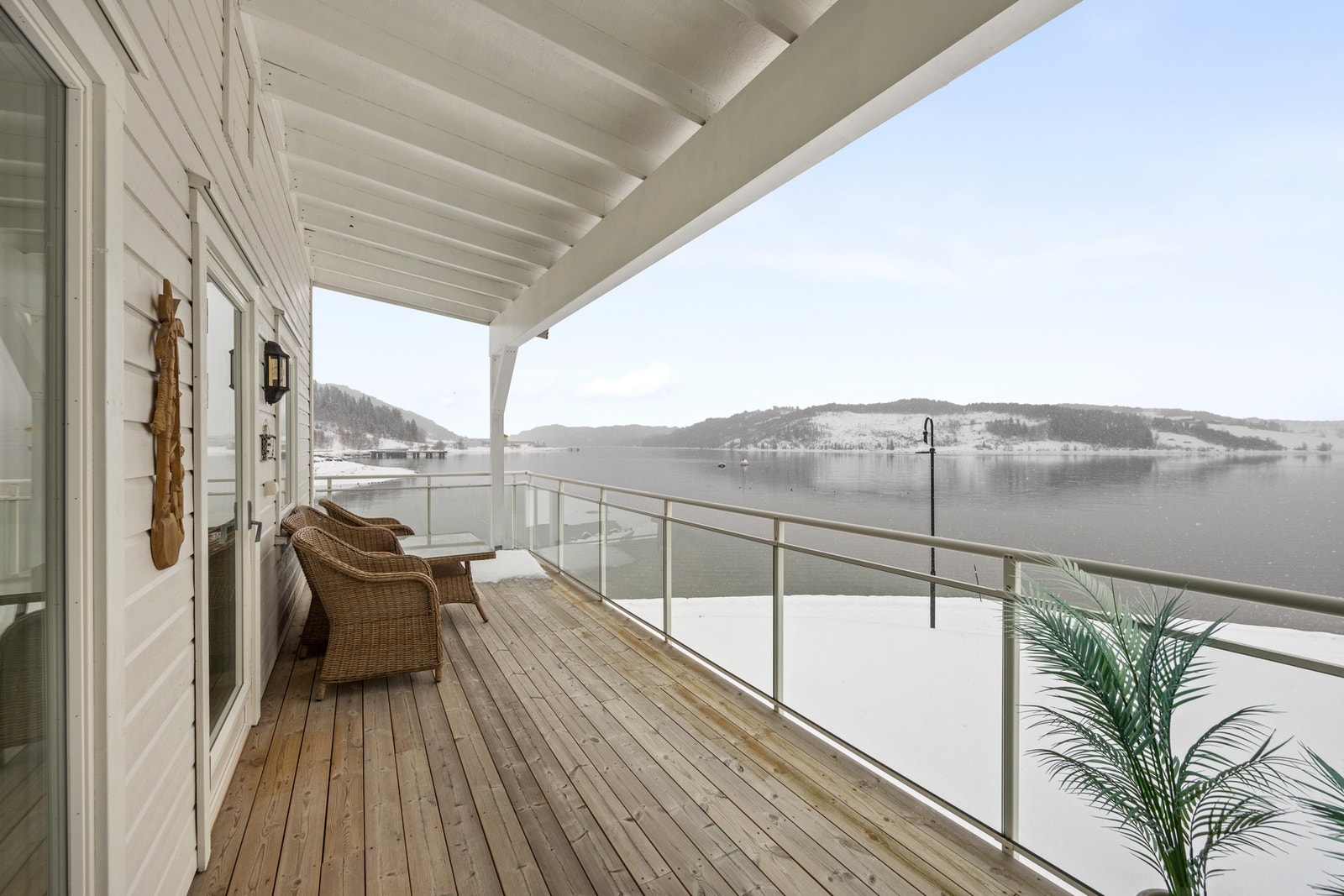 Fra balkongen nyter man svært gode solforhold og vid utsikt. Romslig uteareal med god plass til møblement! Galleribilde